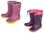 Zwei Paar Gummistiefel in Rosa und Lila mit gelben und rosafarbenen Sohlen.
