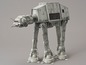 Ein detailliertes Modell eines Star Wars AT-AT Walkers.