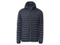 Eine dunkelblaue, gesteppte Jacke mit Kapuze.