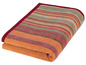 Eine gestreifte orangefarbene Decke mit rotem Rand.