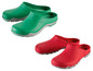 Grüne und rote Gartenclogs.