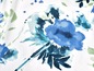 Weißer Stoff mit blauen Blumendruck.