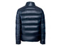 Dunkelblaue Daunenjacke mit hohem Kragen.