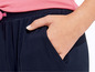 Dunkelblaue Hose mit Taschen.