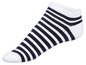 Weiße Socke mit schwarzen Streifen.