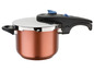Ein kupferfarbener Schnellkochtopf mit einem Metalldeckel und schwarzen Griffen.
