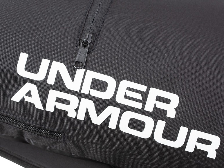 Ein schwarzer Under Armour Rucksack mit Reißverschluss.