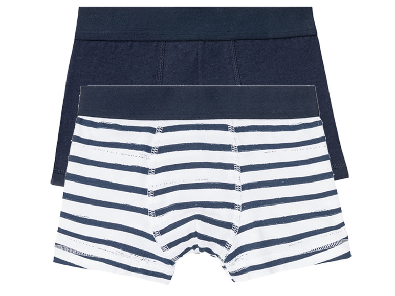 Zwei Boxershorts, eine dunkelblau und eine gestreift.