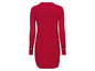 Rotes Strickkleid mit Weihnachtsbaum-Motiv.