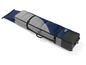 Eine graue und blaue Ski- oder Snowboardtasche mit Rollen der Marke Grit Pro.