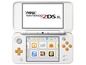 Eine weiße New Nintendo 2DS XL Handheld-Konsole mit Spielsymbolen auf dem Bildschirm.