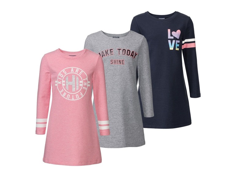 Drei Mädchenkleider mit langen Ärmeln: rosa mit 'Kids are the future' Print, grau mit 'Make today shine' und dunkelblau mit 'Love' Print.