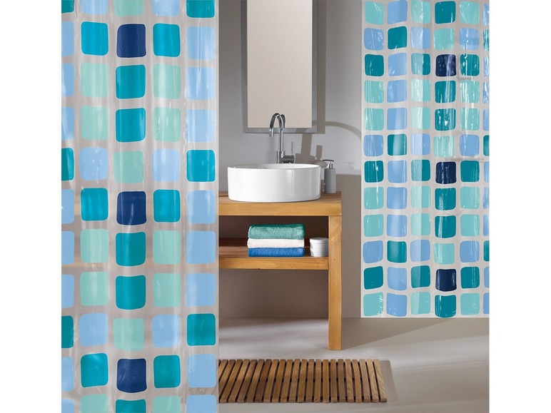 Zwei Duschvorhänge mit quadratischem Muster in Blau und Türkis im Badezimmer.