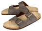 Zwei Paar braune Sandalen mit Schnallen und Korksohle.