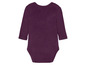 Ein lilafarbener Baby-Body mit langen Ärmeln.
