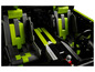 Innenraum eines LEGO Technic Sportwagens mit grünen Sitzen.