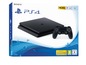 Eine schwarze PlayStation 4 Konsole mit Controller in der Verpackung.