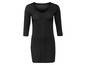 Ein schwarzes Kleid mit Dreiviertelärmeln.