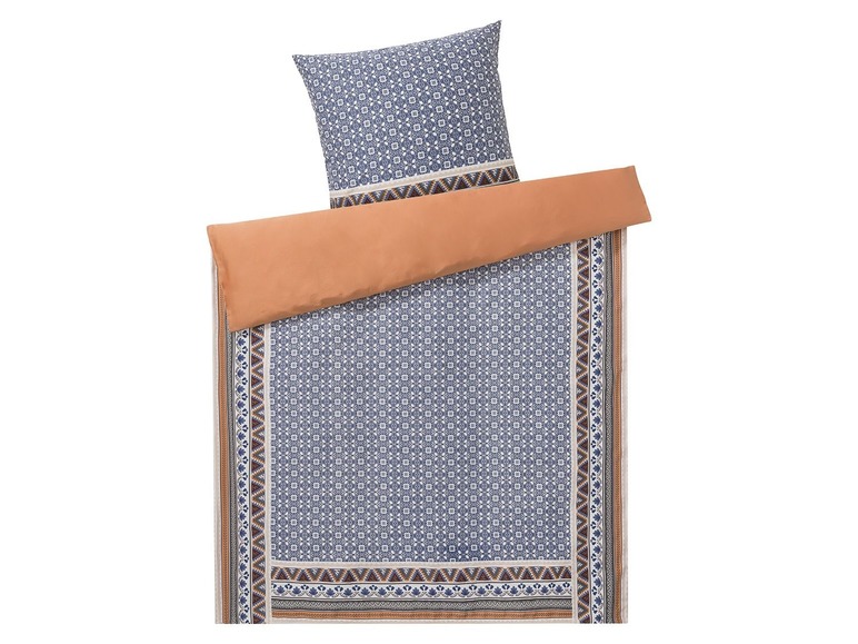 Ein Bettwäscheset mit Kissenbezug im blauen geometrischen Muster.