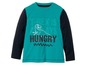Ein türkisfarbenes Langarmshirt mit einem Dinosaurier-Druck und dem Text 'T-Rex is always hungry'.