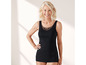 Eine Frau trägt ein schwarzes Tanktop mit Spitze.