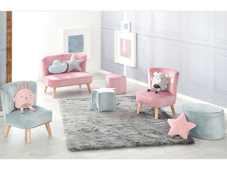 Rosa und blaue Samt-Kinderstühle und Hocker mit Sternen- und Tiermotiven.