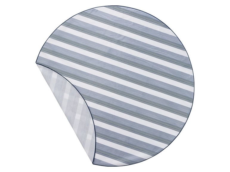 Eine runde Picknickdecke mit blauen Streifen.