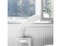 Eine mobile Klimaanlage mit einem Abluftschlauch durch das Fenster.