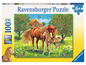 Ravensburger Puzzle mit einem Mutterpferd und einem Fohlen in einem Apfelgarten.