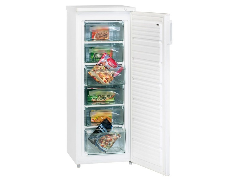 Ein weißer Gefrierschrank mit offener Tür und verschiedenen gefrorenen Produkten.