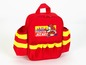 Ein roter Rucksack mit Feuerwehrmann-Motiv, mit dem Schriftzug 'Firefighter Henry'.