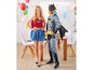 Eine Frau im Wonder Woman Kostüm und ein Mann im Batman Kostüm.