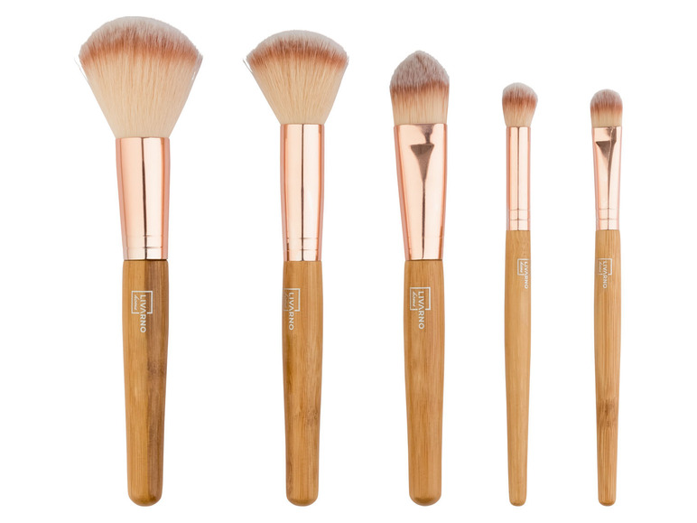 Ein Set mit fünf Livarno Make-up-Pinseln mit Holzgriffen.