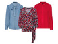 Drei Blusen: eine blaue Denim-Bluse mit Schleife, eine rote Bluse und eine Blusen mit Blumenmuster.