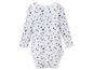 Ein weißer Babybody mit langen Ärmeln, bedruckt mit blauen Sternen.