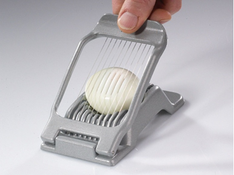 Ein Eier-Schneider mit einem hartgekochtem Ei.