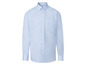 Hellblaues Hemd mit langem Ärmel und Brusttasche.