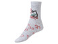 Graue Socken mit Weihnachtsmuster und dem Aufdruck 'to the world'.