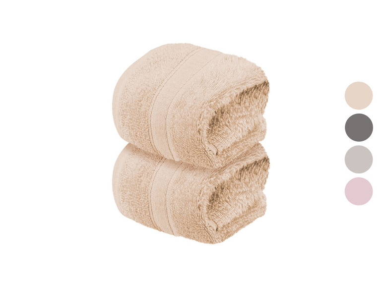 Zwei beige Handtücher übereinander gestapelt.