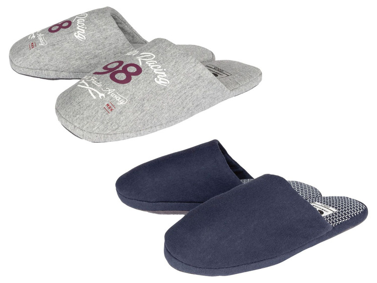 Graue und blaue Hausschuhe mit 'Racing' Druck.