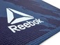 Eine blaue Yogamatte mit dem Reebok-Logo.