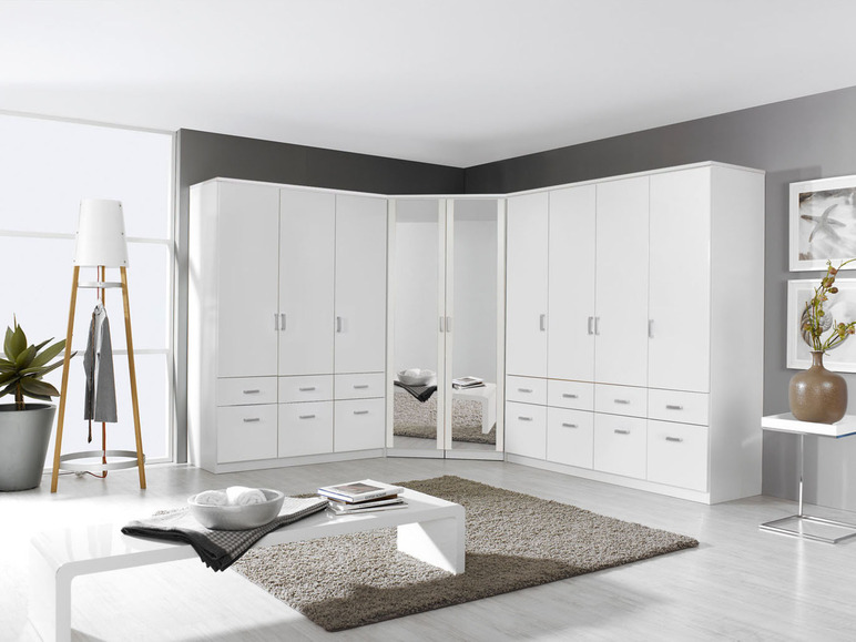 Weißer Kleiderschrank mit Spiegeltüren in einem modernen Schlafzimmer.