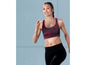 Eine Frau trägt einen Sport-BH und Leggings beim Sport.