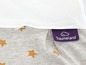 Ein grauer Schlafsack mit gelben Sternen und Reißverschluss, der Marke Träumeland.