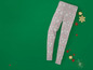 Graue Leggings mit Schneeflockenmuster und Weihnachtsdeko.