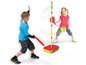 Zwei Kinder spielen mit einem Swingball-Set.