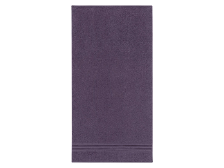 Ein dunkelviolettes Handtuch.