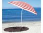 Ein rot-weiß gestreifter Sonnenschirm am Strand.