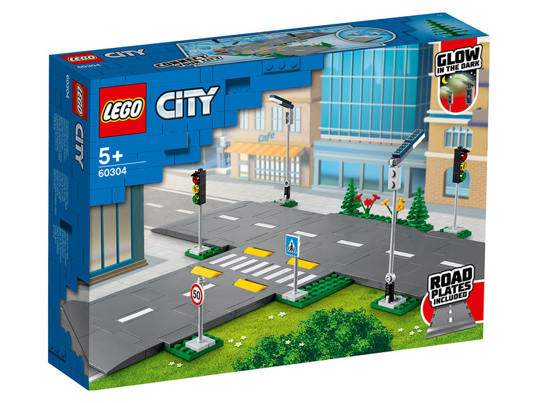 Lego City Set mit Ampeln, Straßenlaternen und Zebrastreifen.