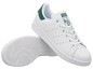Weiße Adidas Stan Smith Sneaker mit grünen Akzenten.